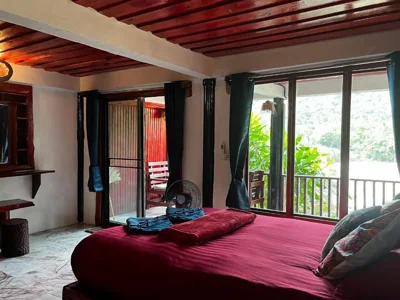 DELUXE AIR CON BUNGALOW ON THE ROCKS #42 — Mai Pen Rai Bungalows